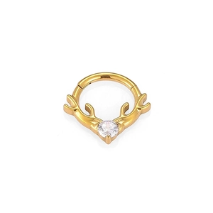 Dettaglio di un anello da naso dorato a forma di corna di renna con zircone lucido