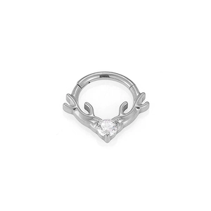 Dettaglio macro dell'anello per setto a corna d'alce con zircone cubico rotondo centrale