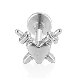 Makro-Detail von Herz und gekreuzten Schwertern Labret-Stecker aus 316L Edelstahl