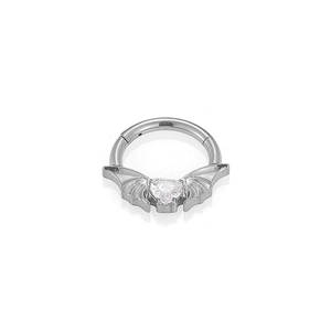 Dettaglio dell'anello septum ad ali di pipistrello in argento con zircone a cuore