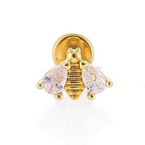 Détail d'un clou d'oreille abeille dorée orné de zircons en forme de poire sur les ailes