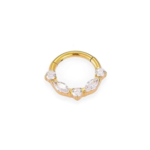 Dettaglio di un anello per setto dorato con zirconi bianchi taglio marquise e tondo