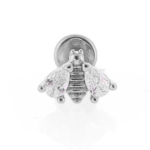 Vue macro d'un labret en forme d'abeille argentée avec des ailes étincelantes en zircon