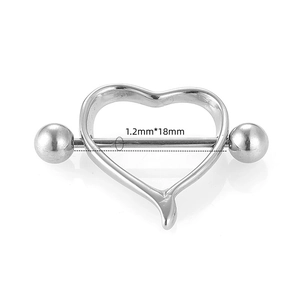 Détail du piercing de mamelon coeur argenté avec tige de 18mm et calibre 1,2mm