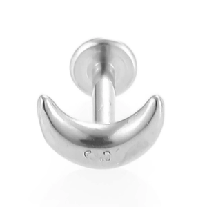 Makroaufnahme von silbernem Mond-Labret-Piercing mit Innengewinde und polierter Rückseite