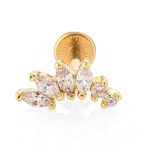 Détail du piercing labret doré en forme d'éventail orné de zircons blancs brillants