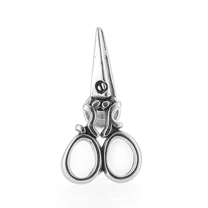 Detail eines kreativen Ohrsteckers in Scherenform aus 316L Edelstahl mit Retro-Finish