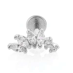 Gros plan du piercing labret en titane G23 orné de zircons marquise disposés en éventail