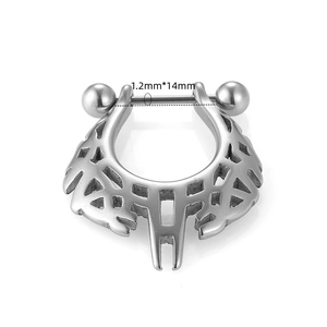 Détail montrant le piercing de téton à motif géométrique creux en 1.2mm x 14mm