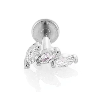 Vue détaillée du piercing labret en acier avec trois zircons cubiques en forme de marquise