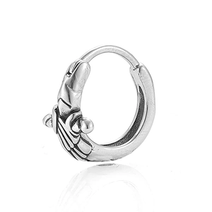 Macro-opname van zilveren vintage oorring met reliëf van klauwen en geoxideerde afwerking