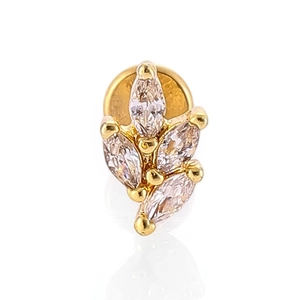 Gros plan du piercing labret doré avec zircons marquise en forme de feuille d'or