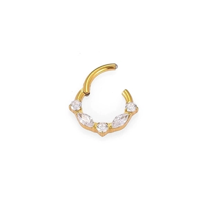 Dettaglio dell'anello da setto dorato con pietre di zircone marquise e rotonde
