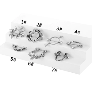 Lot de 7 piercings de téton en acier inoxydable avec motifs soleil, serpent et cœur sur socle