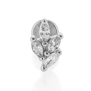 Détail du clou en argent avec quatre zircons marquise disposés en motif de feuille