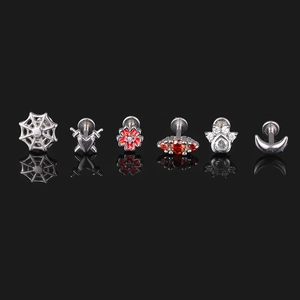 Detailansicht von sechs Labret-Steckern aus 316L-Edelstahl mit Web- und Monddesign