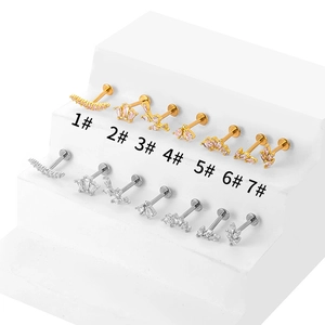 Vue détaillée des piercings labret en acier inoxydable avec motifs couronne et lune