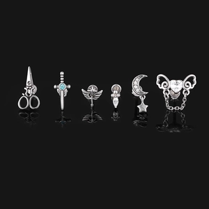 Detailansicht der Gothic-Piercing-Stecker aus 316L-Edelstahl mit Spinnennetz und Schere