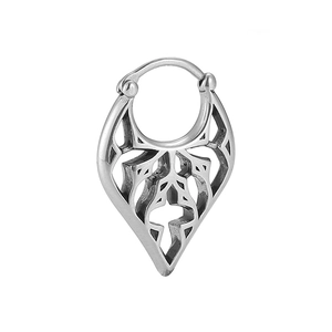 Detailansicht silberner Gothic-Ohrring mit filigraner Gravur und Tribal-Flügeldesign