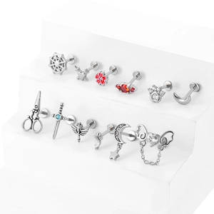 Detail von 12 Punk-Edelstahl-Lippensteckern mit Spinnennetz- und Schwert-Designs im Set