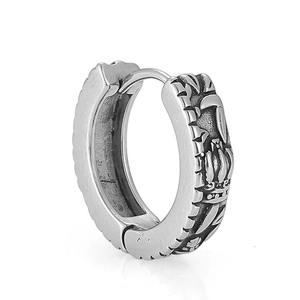 Detailansicht gotischer Vintage-Silberohrring mit Kronen- und Schnörkelgravuren