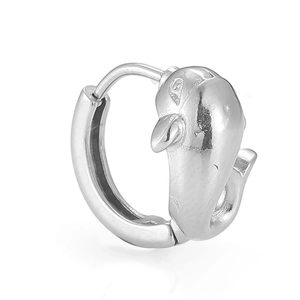 Detail von polierten Delphin-Ohrringen aus Silber mit einem eleganten springenden Delphin