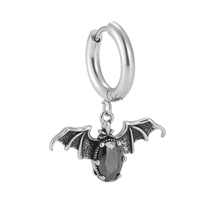 Detailansicht der gotischen Fledermaus-Ohrringe mit schwarzem Edelstein und Silber-Finish