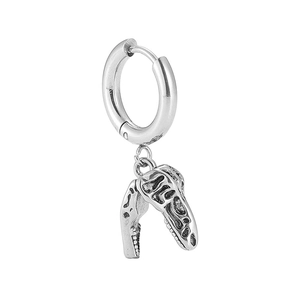 Makro-Detail des Vintage-Silber-Dinosaurierschädels an einem eleganten Gothic-Ohrclip