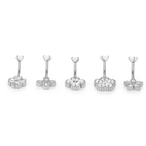 Détails d'un lot de piercings de nombril en acier 316L avec zircons étoile et fleur