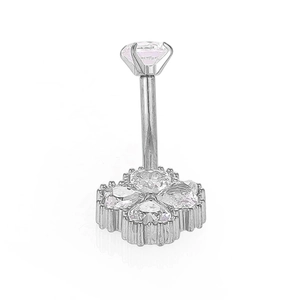 Détail du piercing de nombril en acier 316L avec trèfle serti de zircons clairs