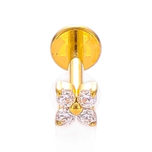 Dettaglio ravvicinato del piercing labret in titanio dorato con fiori di zirconi cubici