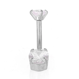 Gros plan d'un piercing de nombril en acier 316L avec deux pierres de zircone cubique