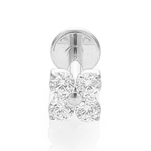 Dettaglio del piercing labret a fiore in titanio G23 con quattro pietre zircone bianco