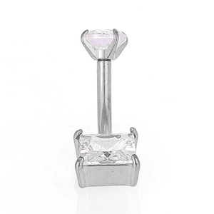 Détail macro du piercing de nombril en acier 316L avec deux zircons cubiques rectangulaires