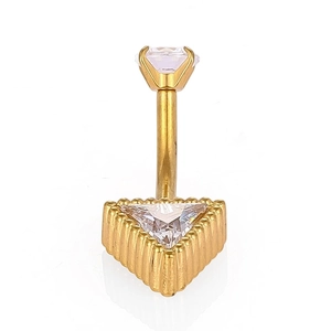 Détail du piercing de nombril en acier doré avec zircon cubique de forme triangle