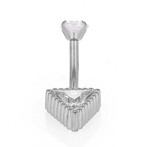 Vue macro d'un piercing de nombril en acier 316L avec zircone en coupe triangle