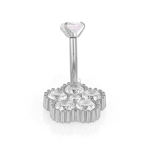 Détail d'un piercing de nombril en acier 316L avec un design de fleur en zircone