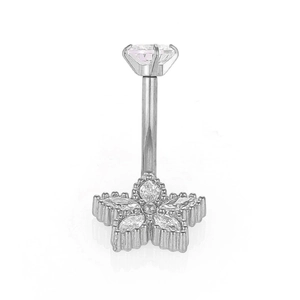 Détail d'un piercing de nombril en acier 316L avec motif étoile et pierres de zircon