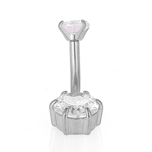 Détail macro du piercing de nombril en acier 316L avec pierres de zircone claires