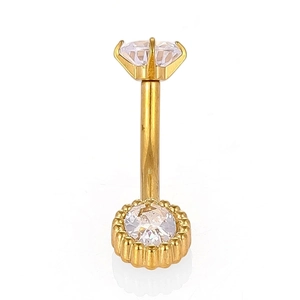Détail macro du piercing de nombril en acier 316L doré avec des pierres en zircon