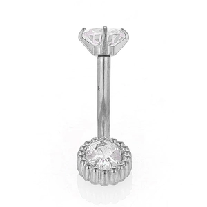 Vue détaillée d'un piercing de nombril en acier 316L avec zircon et sertissage à griffes