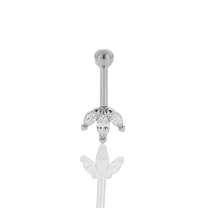 Vista macro de piercing para cartílago en acero con tres circonitas de corte marquesa