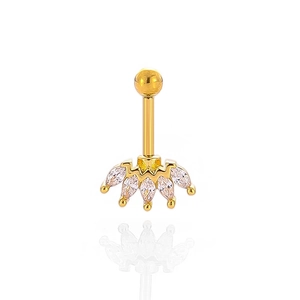 Pendiente de cartílago dorado con circonitas de marquesa en corona sobre fondo blanco