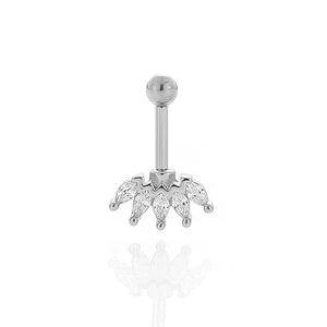 Detalle de piercing de oreja de 1,2mm con circonitas de corte marquesa y diseño corona