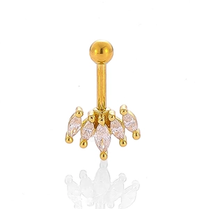 Detalle de piercing dorado con circonitas talla marquesa en diseño de loto en abanico