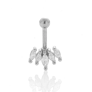 Detalle macro del piercing de ombligo plateado con corona de circonitas de corte marquise