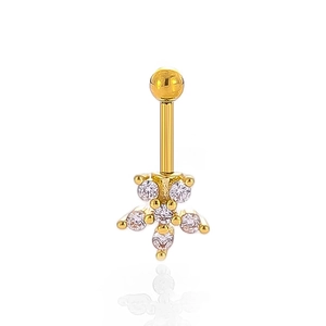 Detalle de piercing dorado con circonitas corona flor y bola trasera de rosca pulida
