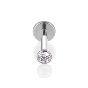 Détail macro du piercing labret en titane F136 avec un zircon rose serti clos