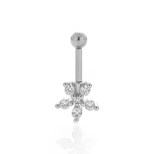 Detalle de piercing de oreja plateado con flor de circón brillante y cierre de bola roscada
