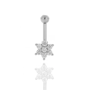 Detalle de piercing de ombligo en forma de flor con circonitas y barra curva de acero pulido